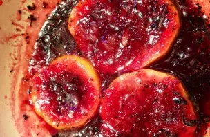 Separately in oil, fry the basil and add to the cranberries. Also add lemon juice and cream. Stir vigorously and after 2 minutes remove f...