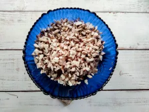 Wash the mushrooms well, chop finely and put in a bowl with chicken.