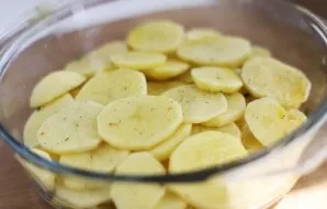 Peel the potatoes and cut them into slices.
