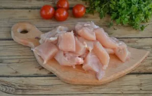 Cut the chicken fillet into medium-sized pieces and lightly fry in a dry pan until golden brown.