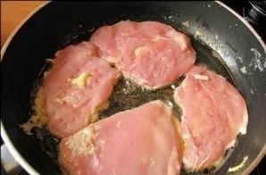 Heat vegetable oil in a pan. We take the fillet pieces and put the dough on top with a spoon, carefully put them in the pan and bake for ...