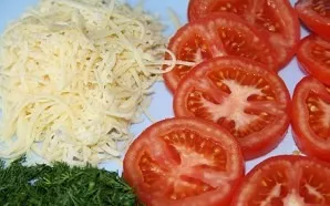 Grate the cheese, cut the tomatoes into slices, chop the greens finely.