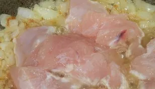 Add some water. Simmer the fillet together with the onion for about 5 minutes until the color changes.