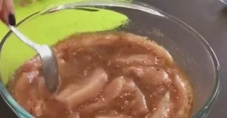 We put all the meat in the marinade, mix it, cover it with a lid  and leave it to marinate for at least 2 hours, and preferably overnight.