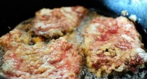 In a large frying pan over medium heat, heat the oil. Fry the meat 3 at a time until the edges become golden brown, about 2 minutes on ea...