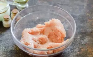 Put the chicken mince in a deep bowl.