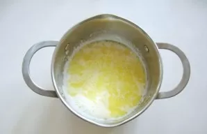 Melt the butter in cream.