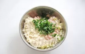 Finely chop the parsley and put in a bowl with minced meat.