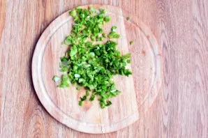 Cut the onion letters.