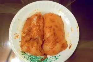 Coat the breast with the resulting mass from all sides.