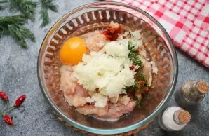 Peel the onion and grate it on a coarse grater. Put it in a bowl with minced meat and egg.