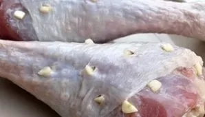 Wash the chicken drumsticks thoroughly, dry them, then stuff them with chopped garlic. Salt, pepper, sprinkle suneli hops.