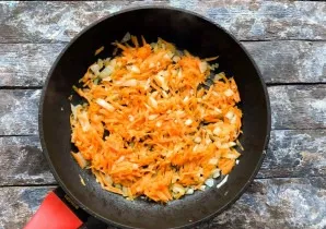 Pour vegetable oil into a well-heated pan, add vegetables and, stirring constantly, fry for 5-6 minutes.