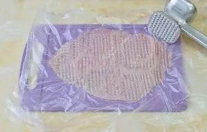 Knock out each piece of meat with a kitchen hammer. It is most convenient to cover the meat with a film so that it does not tear the edges.