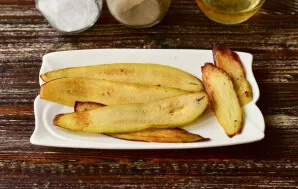 Wash the eggplants, peel them, cut into slices and fry in vegetable oil.