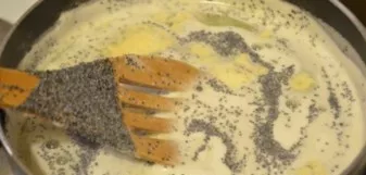 Then put semolina and poppy seeds in a saucepan with a boiling mixture. Mix everything thoroughly, turn off the fire and let the mixture ...