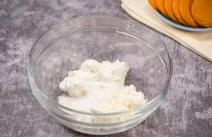 Put cottage cheese and sour cream in a separate deep bowl, add vanilla sugar.