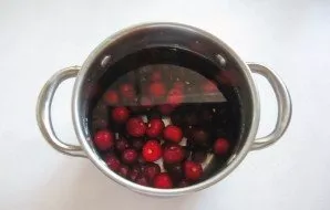 Pour water into a saucepan with berries.