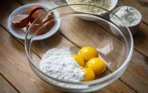 Put all the yolks in a large bowl and add the icing sugar.