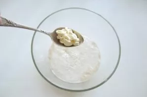 Pour mayonnaise into a bowl with milk, yeast, sugar, vanilla sugar and salt. Mix these ingredients thoroughly. Can be whipped.