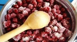 When the juice is released, put on a small fire and cook, stirring gently and removing the foam, 40 minutes from the moment of boiling.