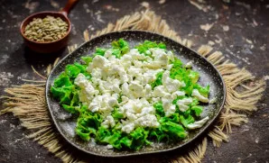 Apply grainy cottage cheese to the salad, you can also use any pickled cheese.