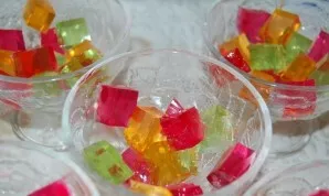 When the colored jelly has set, cut it into small cubes with a side of 1.5-2 centimeters and put it in molds.
