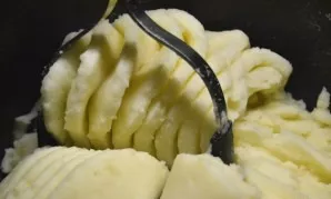 Drain the potatoes, then crush into a puree, then mix with flour and salt.