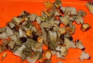 Add boiled mushrooms to the pan. Fry for a couple of minutes.