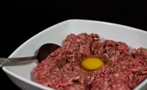 At this time, soak the baguette (it is better to use not too fresh) in milk. Put the minced meat in a deep bowl. Break an egg there.