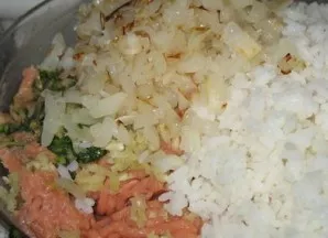 Rinse the rice and boil it in salted water. Chop the onion and fry in oil until golden. Mix rice and onion with minced meat, add salt to ...