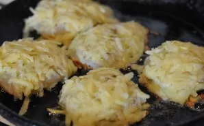 In the meantime, peel and grate the potatoes. Beat the egg. Heat the pan, pour vegetable oil into it. First, dip a piece of fish into an ...