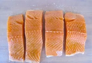 Cut the fish into slices 1-2 centimeters thick. Put on top of the potatoes.
