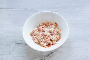 Crush the feta with a fork and mix with fried vegetables.