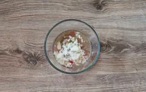 Finely chop the onions and add them to the marinade bowl.