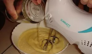 Pour the pineapple juice from the jar and continue to beat.