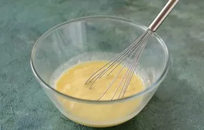 Pour the resulting mixture into a bowl, add cold water, beat with a whisk until smooth.