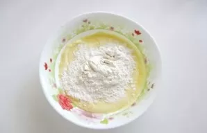 Gradually add flour to the bowl. Stir to a homogeneous consistency.