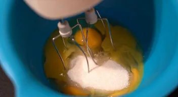 Beat eggs with salt and sugar.