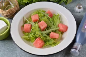 Wash and dry lettuce leaves and rukol, dry, put on a plate. It is advisable to tear the salad by hand, the leaves of the rukola can also ...