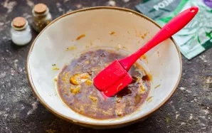 Pour beer, then mix all the marinade ingredients. If you wish, you can add your own spices.