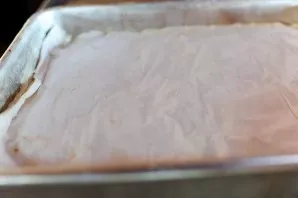 And again cover the nuts with a layer of dough.