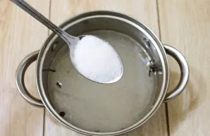 Add sugar to the brine and mix.