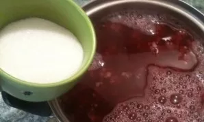 After boiling, add sugar and cook for about 5 minutes over low heat.