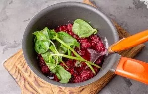 Rinse the sprigs of basil and add to the raspberries. Put on the stove, bring to a boil and cook over low heat for 10-15 minutes.