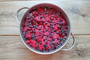 Add sugar to the berries, stir and leave for a couple of hours to release the juice.