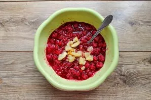 Peel the white part of the lemon and cut into pieces, removing the seeds and put in a bowl with raspberries.