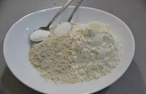 Mix crushed oatmeal, wheat flour, baking powder and vanilla sugar.