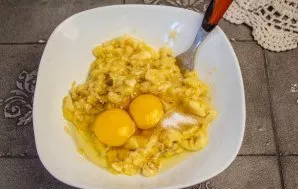 Beat the eggs into the banana puree, add vanilla and mix.