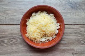 Grate the cheese on a medium grater and put in a bowl with an egg, mix.